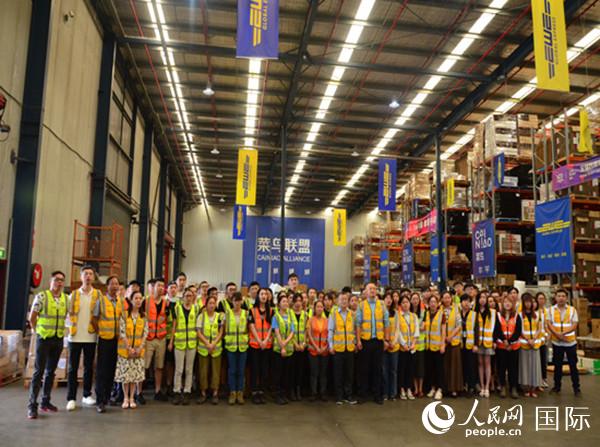 澳大利亞物流公司EWE員工為武漢加油。 （攝影 梁淑怡）