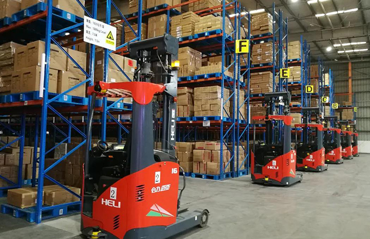 無(wú)人叉車(chē)整裝待發(fā)